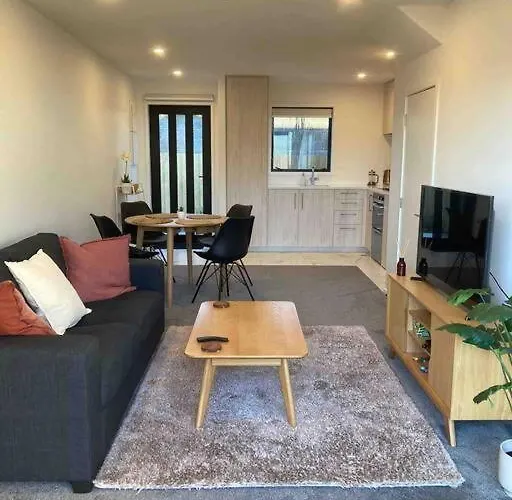 Cheerful 2 Bedroom Townhouse In Addington!
