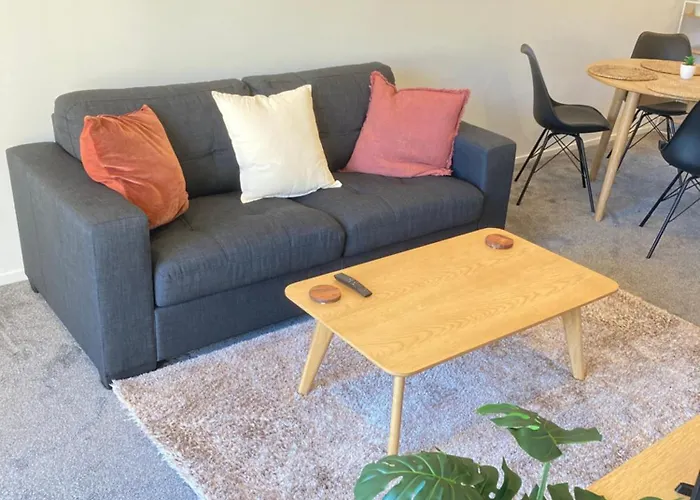 Cheerful 2 Bedroom Townhouse In Addington!