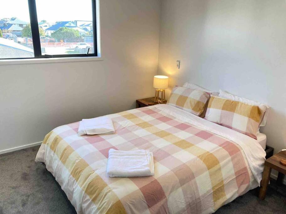 Cheerful 2 Bedroom Townhouse In Addington!