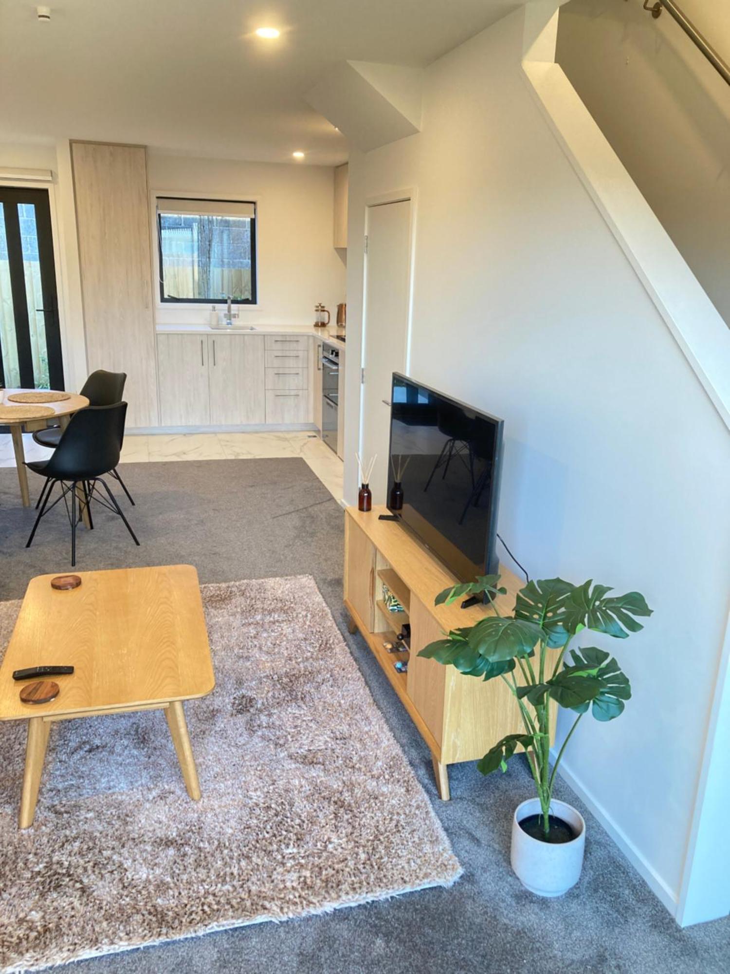Cheerful 2 Bedroom Townhouse In Addington! Christchurch